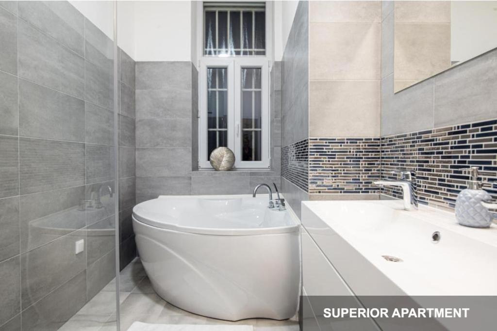 BpR Agathé Elegant Suite with Parliament View Budapest Esterno foto